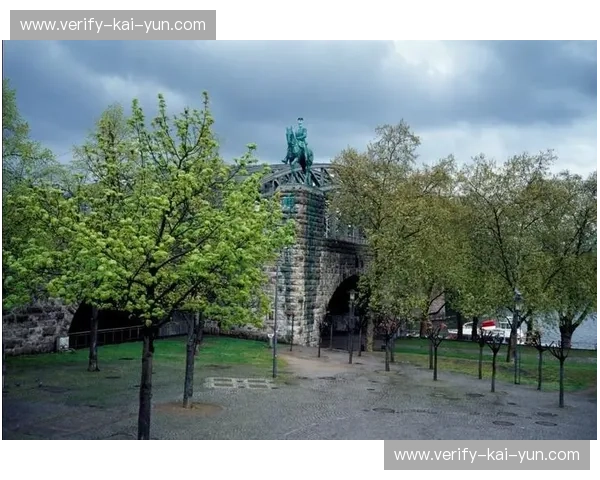 科隆vs云达不来梅：莱茵河德比的恩怨情仇与绿茵荣耀